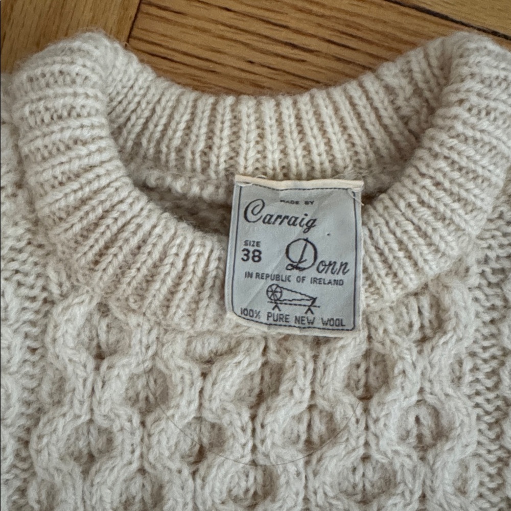 Carraig Donn Traditional Irish Cable Knit Wool Sweater - Picture 3 of 3